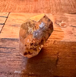 Lodolitkvarts med Guldrutiler