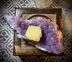 Ametist med Kalcit Kluster