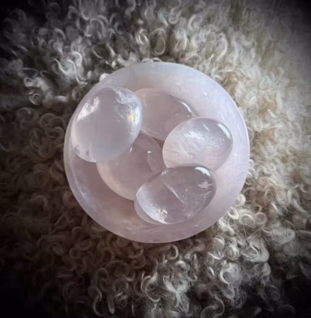 Handkarvad Rosenkvarts Handsten | Moçambique