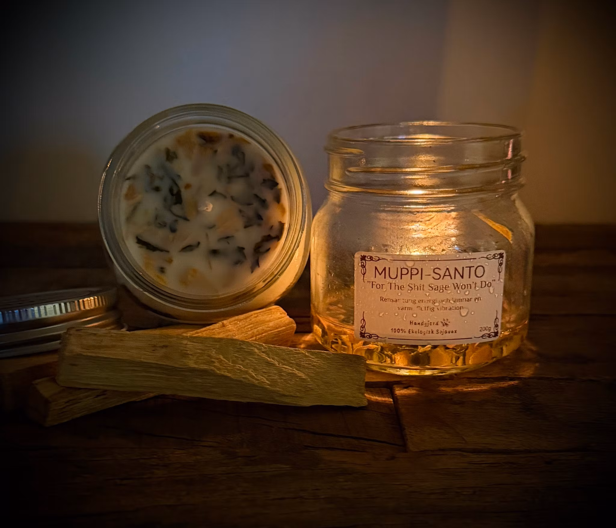 ”INTRODUKTIONSERBJUDANDE” Muppi-Santo ”For The Shit Sage Won’t Do” Manifestationsljus 200g
