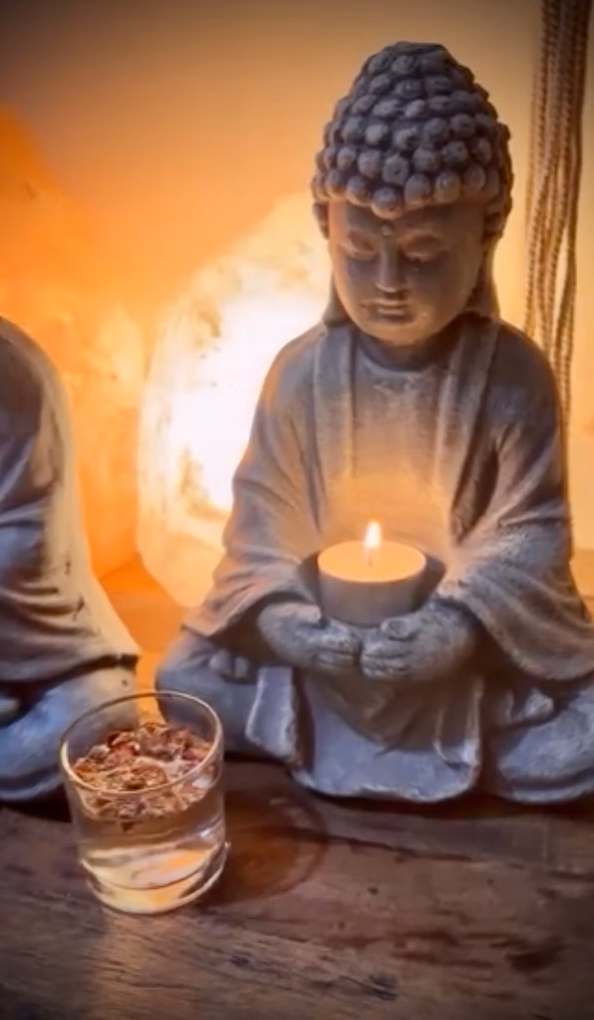 Buddha med tillhörande glaskopp för offergåvor 28 cm