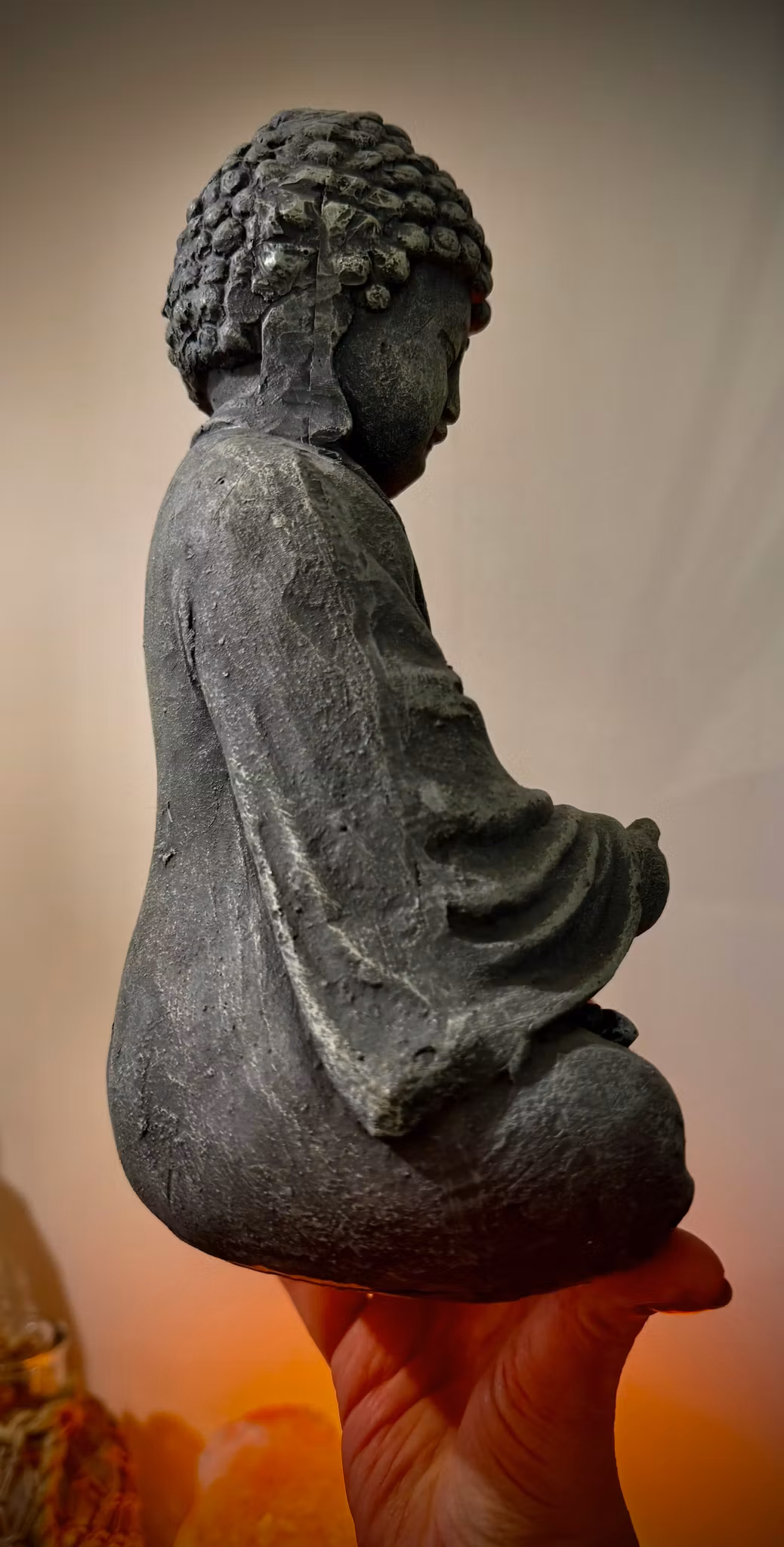 Buddha med tillhörande glaskopp för offergåvor 28 cm