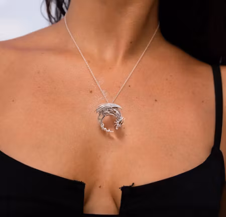 The Mystical Dragon – Guardian of the Moon handgjort hänge i 925 Sterling Silver | Peter Stone