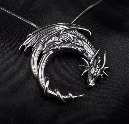 The Mystical Dragon – Guardian of the Moon handgjort hänge i 925 Sterling Silver | Peter Stone