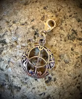 Chalice Well handgjord charm i 925 Sterling Silver | Peter Stone