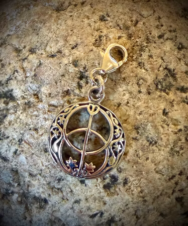 Chalice Well handgjord charm i 925 Sterling Silver | Peter Stone