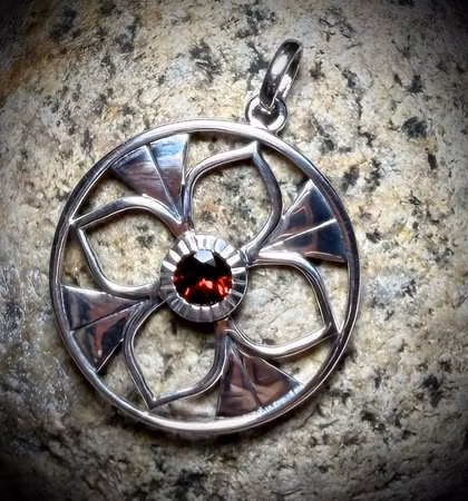 Symbols of Femininity med en centrerad facetterad Röd Granat handgjort hänge i 925 Sterling Silver | Peter Stone