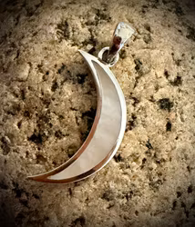 Magick Moon with Mother of Pearl handgjort hänge i 925 Sterling Silver | Peter Stone