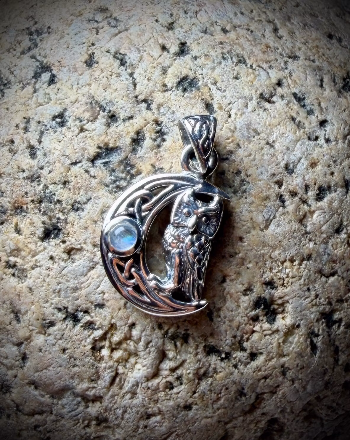 Owl on Crescent Moon med regnbågsmånsten handgjort hänge i 925 Sterling Silver | Peter Stone