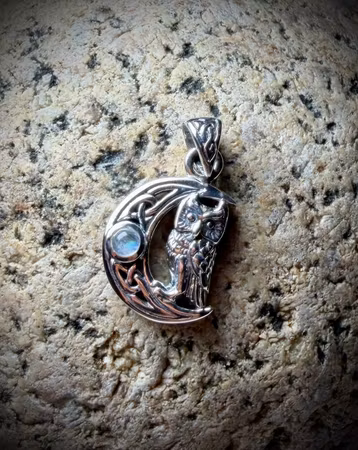 Owl on Crescent Moon med regnbågsmånsten handgjort hänge i 925 Sterling Silver | Peter Stone