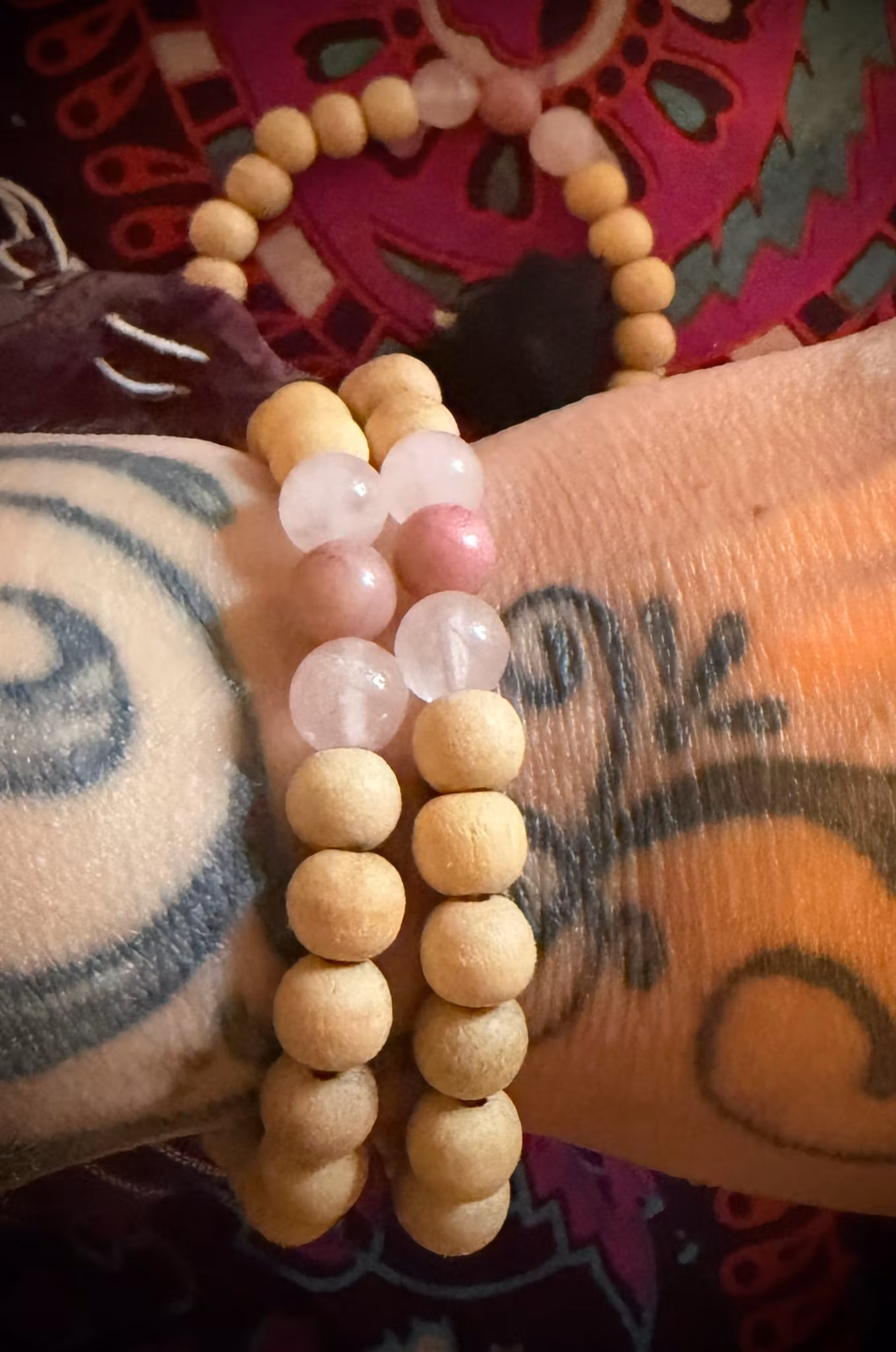 Tulsi med Thulit och Rosenkvarts Armband