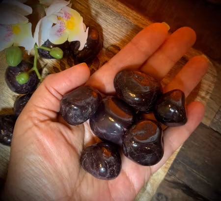 Polerad Röd Granat ( Almandin ) med Asterism