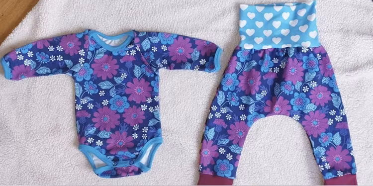 Body och byxa med Retroblommor i blått och lila stl. 62/68