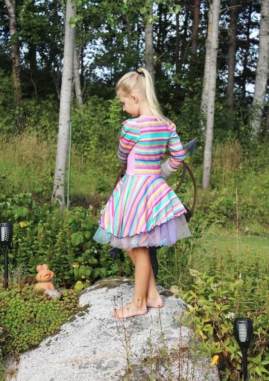 Randigt joggingtyg i neon och guldglittriga ränder