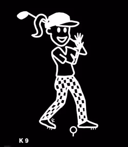 Kvinna spelar golf