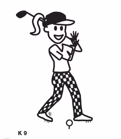 Kvinna spelar golf