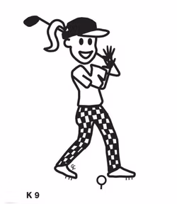 Kvinna spelar golf