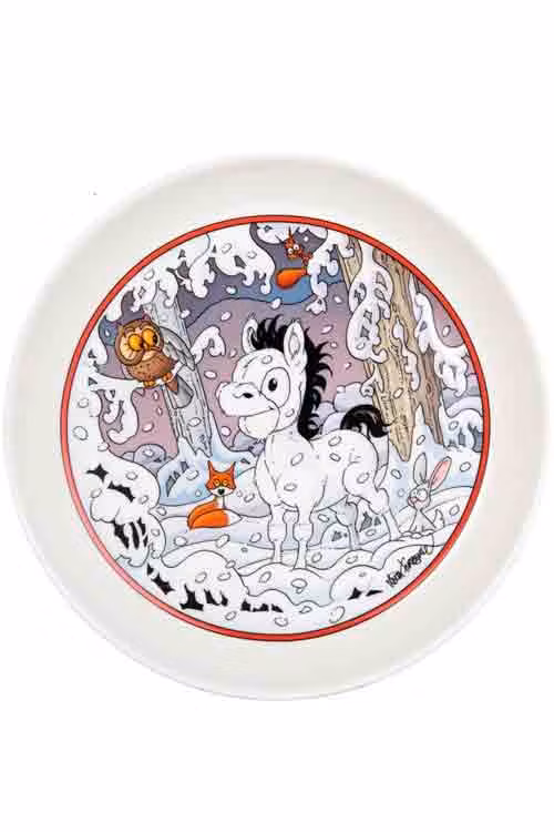 Tallrik - Hästen Mulle njuter av snöfall och i bakgrunden ser man skogens djur