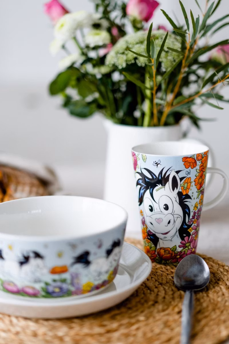 Lattemugg Mulle Blomsteräng motiv av Lena Furberg