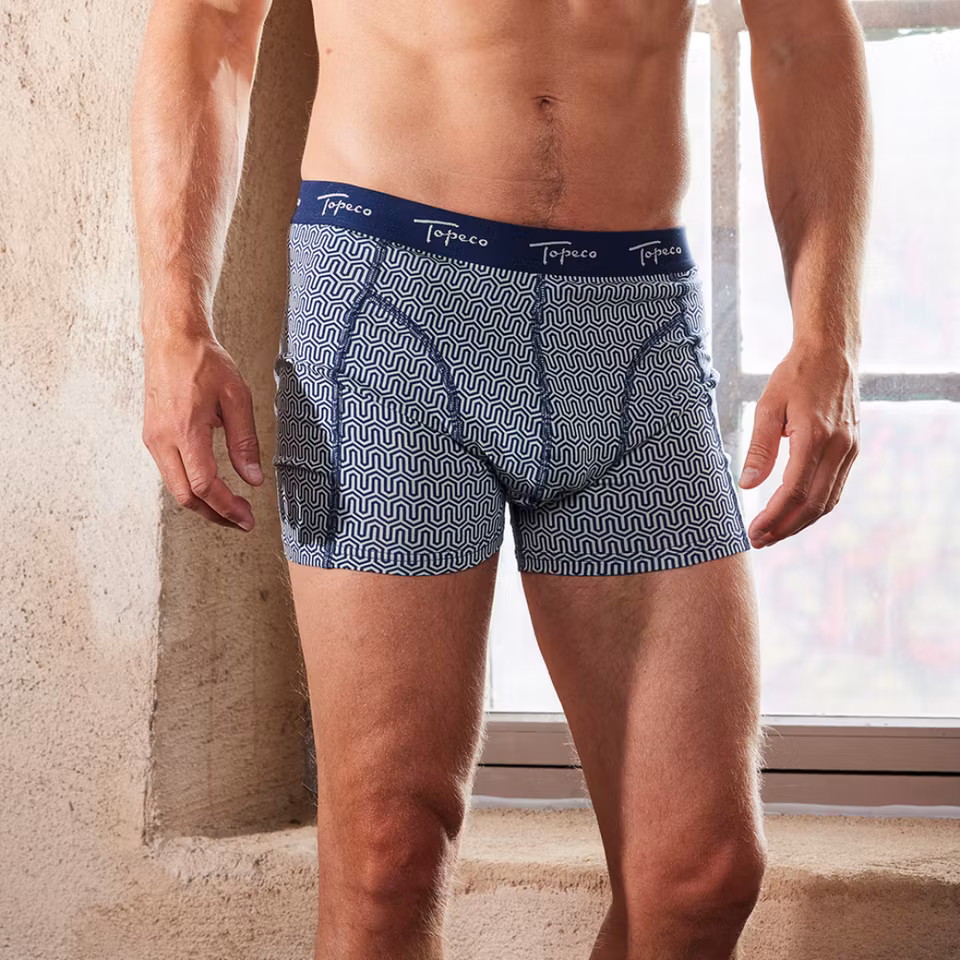 TOPECO Boxer Shorts Regular Fit, modell bär kalsonger i bomull, närbild framifrån på midja och lår, fokus på passform