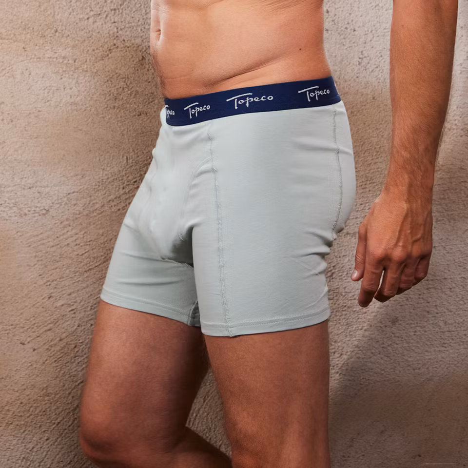 TOPECO Boxer Shorts Regular Fit, modell bär kalsonger i annan färg, närbild från sidan, fokus på sömmar och resår