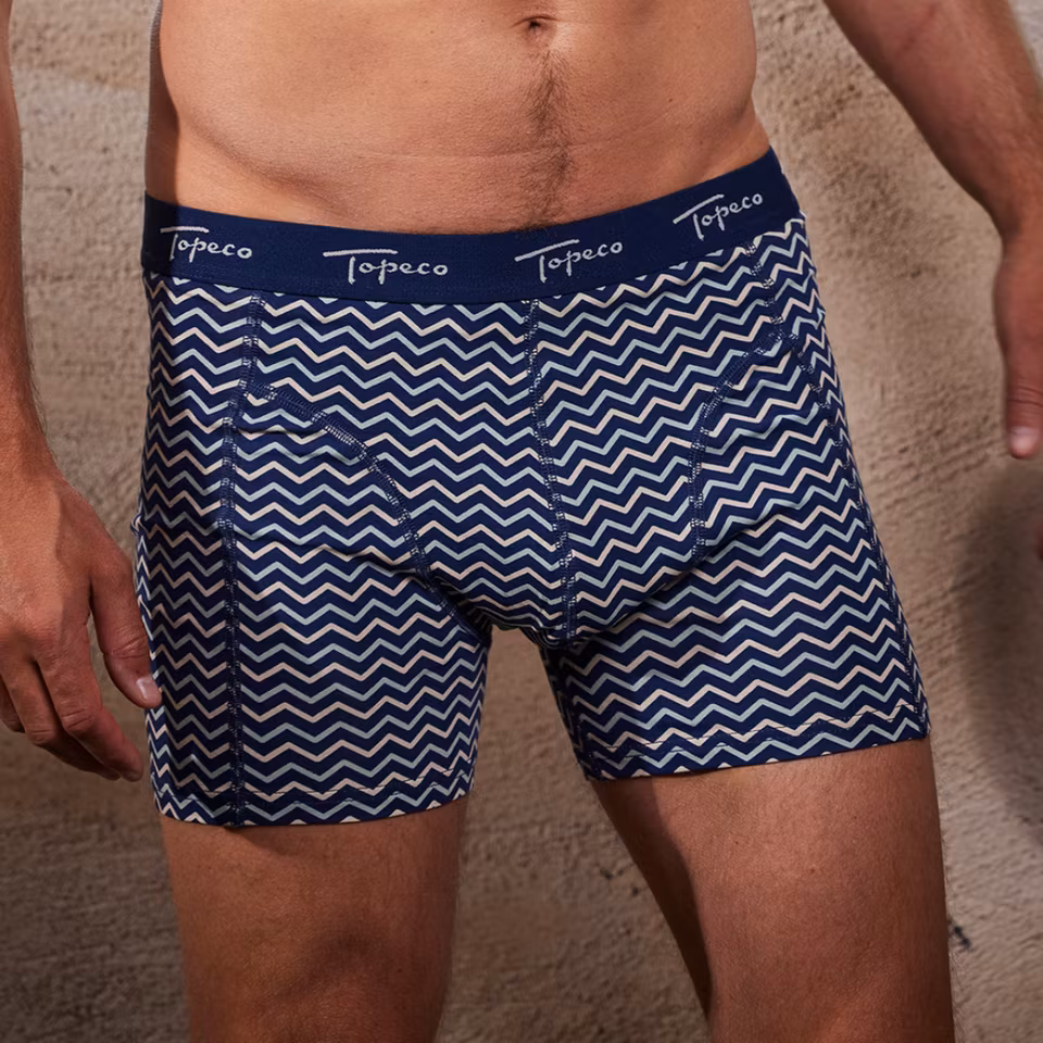 TOPECO Boxer Shorts Regular Fit, modell bär kalsonger i tredje färgen, närbild bakifrån, fokus på passform och komfort