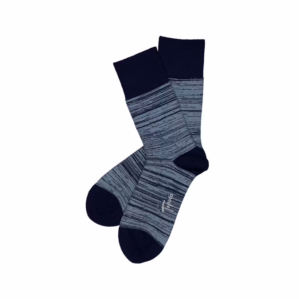 TOPECO Sock Björn herrstrumpor i bambu, marinblå färg, ett par upplagda på vit bakgrund