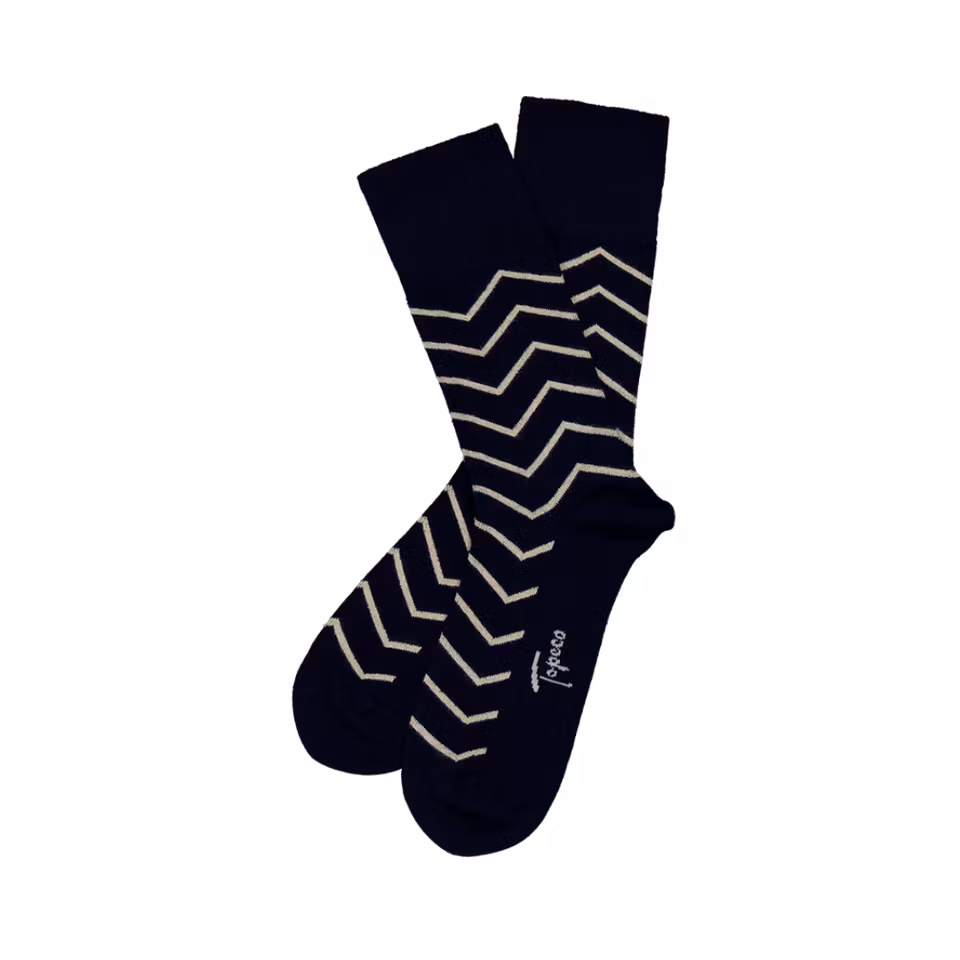 TOPECO Sock Zigge herrstrumpor i bambu, marinblå färg, ett par upplagda på vit bakgrund