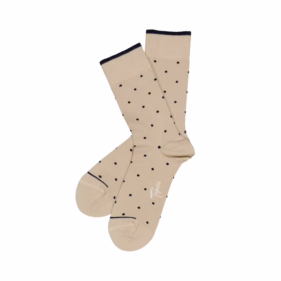 TOPECO Sock Bårslöv herrstrumpor i bambu, sandfärg med prickmönster, ett par upplagda på vit bakgrund