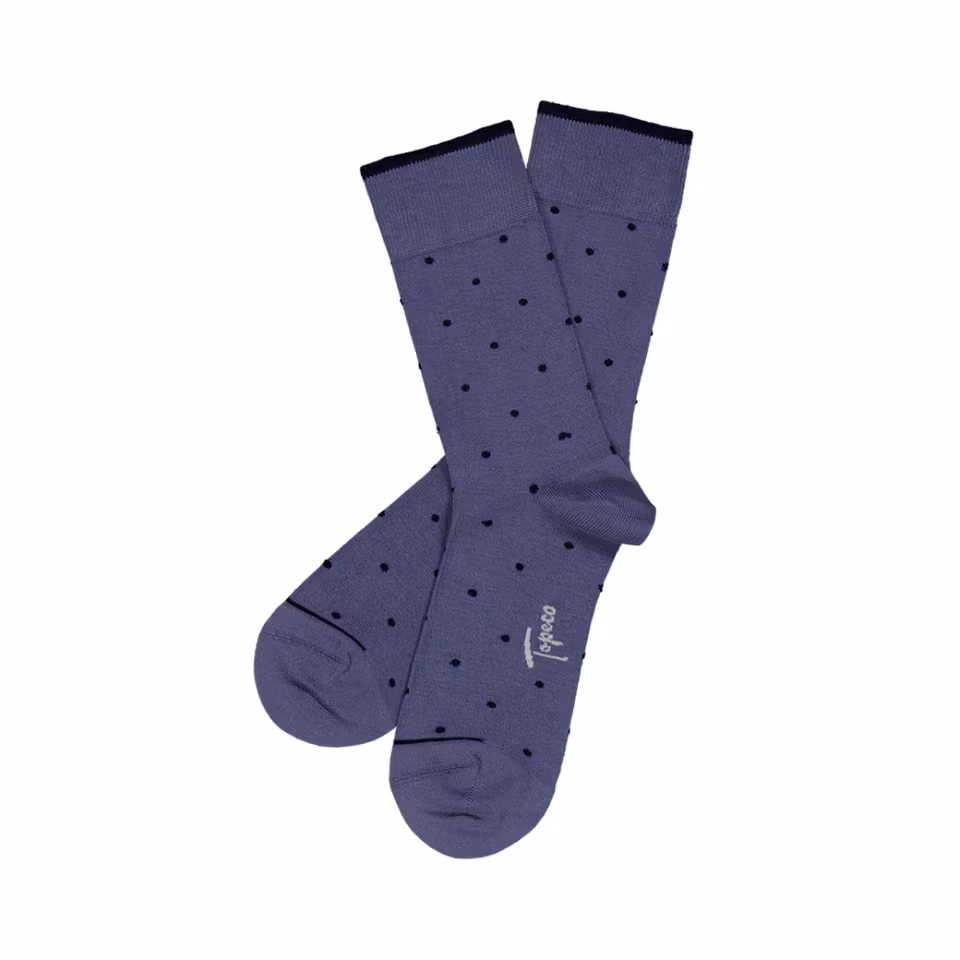 TOPECO Sock Bårslöv herrstrumpor i bambu, ljusblå färg med prickmönster, ett par upplagda på vit bakgrund