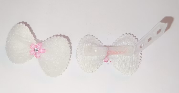 Spännen i tyg, Vit rosett med strass