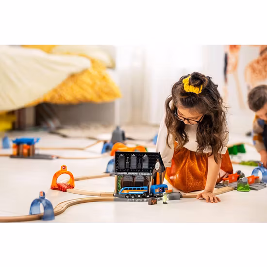 Brio 36007 Kuslig Tågstation Med Smart Tech Sound