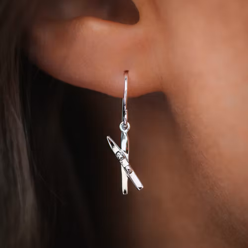 Skida örhängen hängande