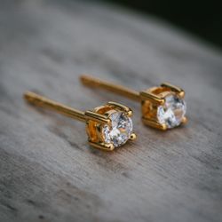 Gnista örhängen guld