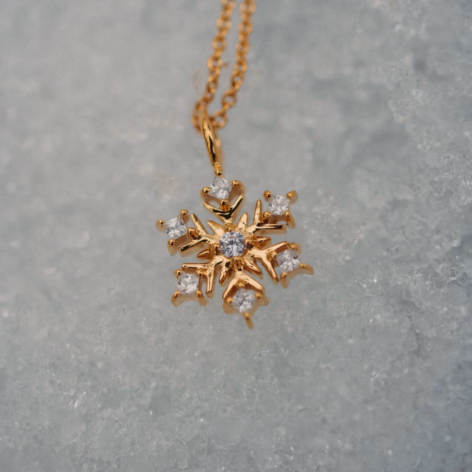 Snöflinga halsband guld
