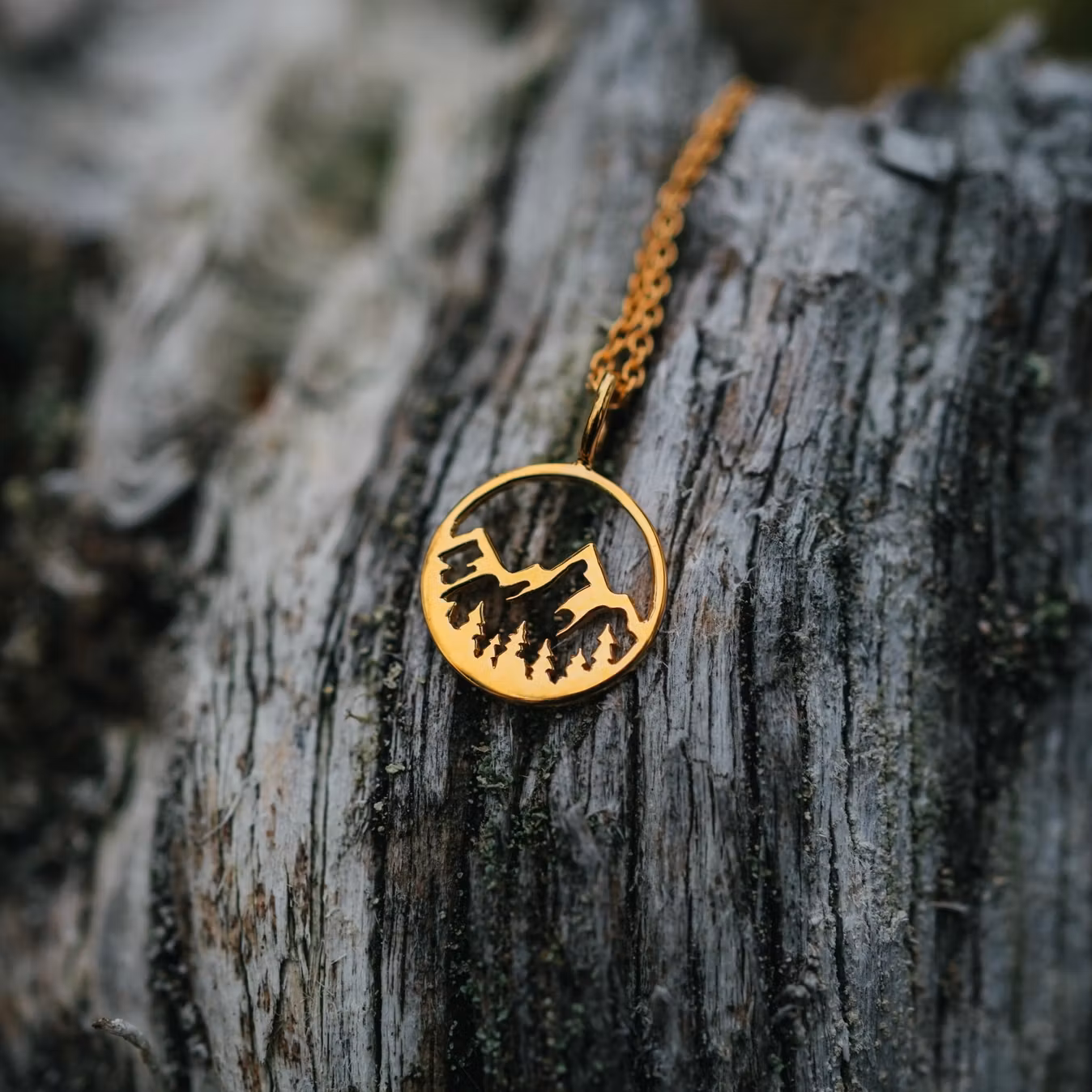 Fjäll halsband guld
