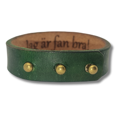 Armband, läder/grönt. Hemlig text "Jag är fan bra!" inuti