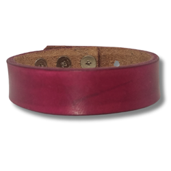 Armband, läder/cyklamen. Hemlig text "Slay Queen" inuti