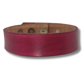 Armband, läder/cyklamen. Hemlig text "Slay Queen" inuti