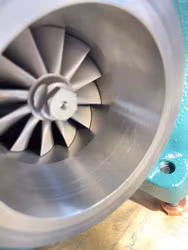 Turbo Volvo Penta KAD42 - 6496 - Billet kompressorhjul och avgashus med rostfri hylsa.