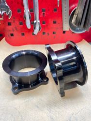 864952 Fläns CNC passandes Volvo Penta 4-bult till V-band.