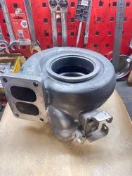 301-9278 - Avgashus utan wastegate original CAT C18 motorn med endast oljekyld turbo