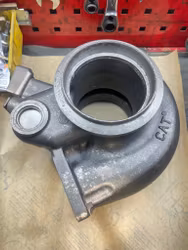 301-9278 - Avgashus utan wastegate original CAT C18 motorn med endast oljekyld turbo