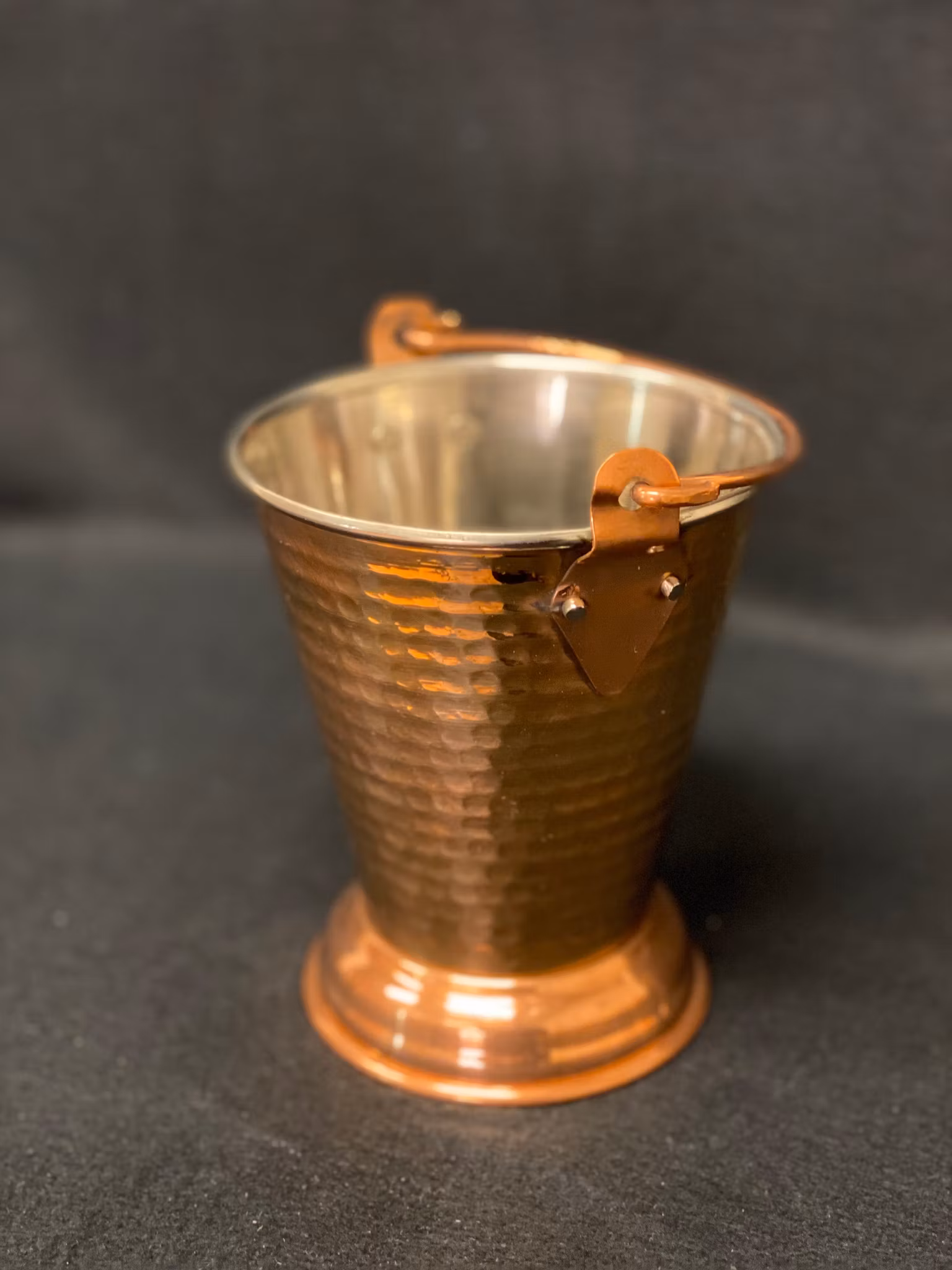 Serveringsbolle med hamret design