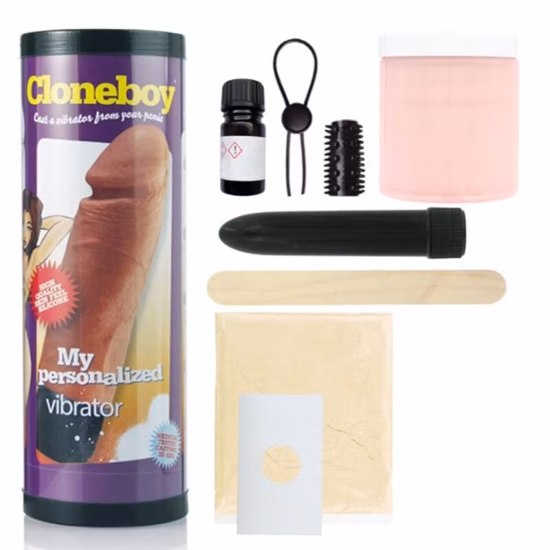 Cloneboy Penis Cloner Kit – Innehåll visat utanför förpackningen: vibrator, gjutmassa, behållare, penisring, träspatel och tillbehör.