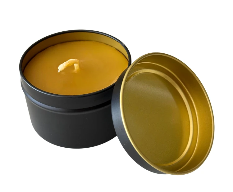 Bivaxljus i plåtburk