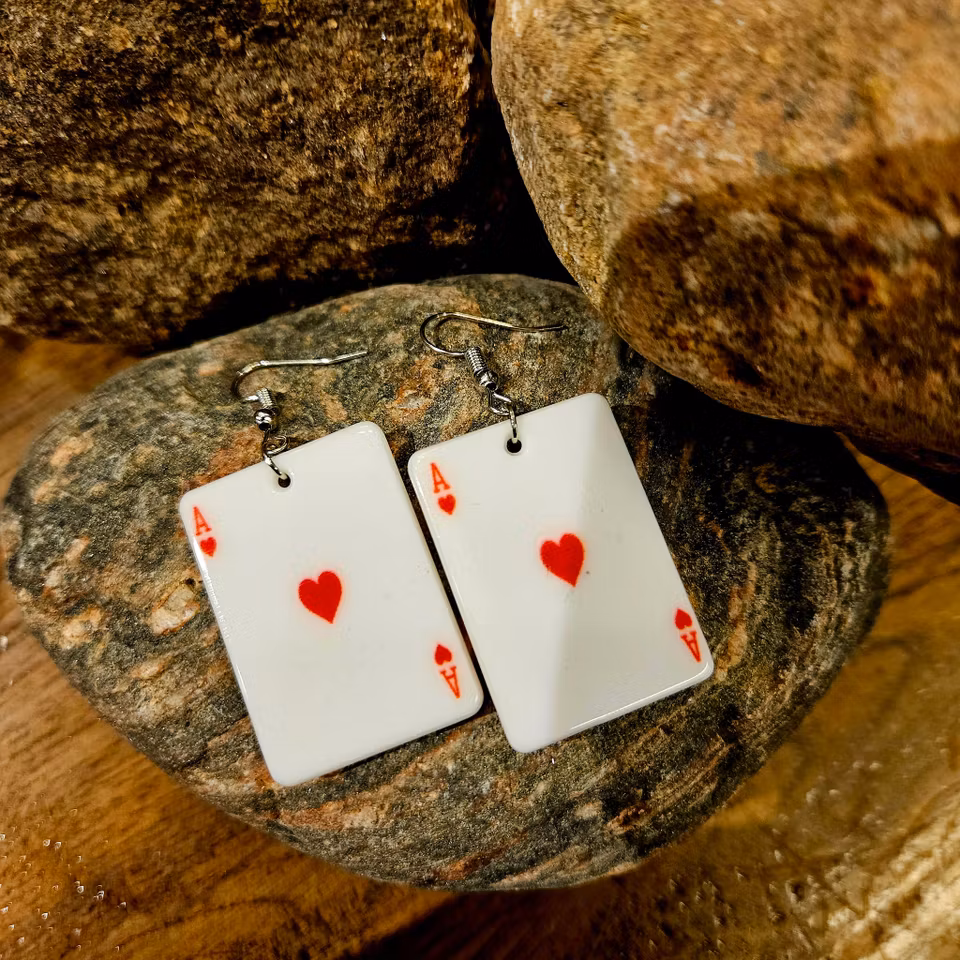 Örhängen med hjärter i ess-spelkort - Liias Garderob