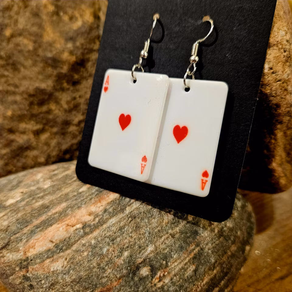 Örhängen med hjärter i ess-spelkort - Liias Garderob
