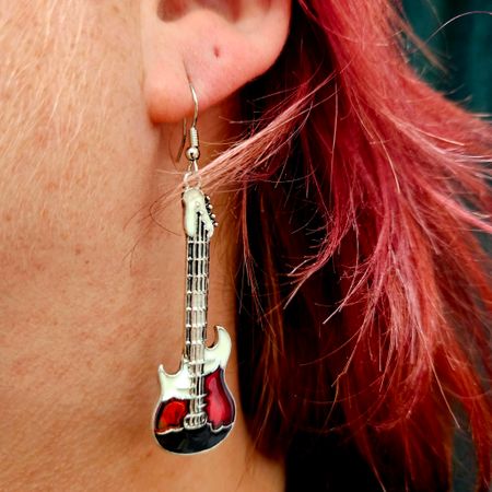 Örhänge röd gitarr - Liias Garderob