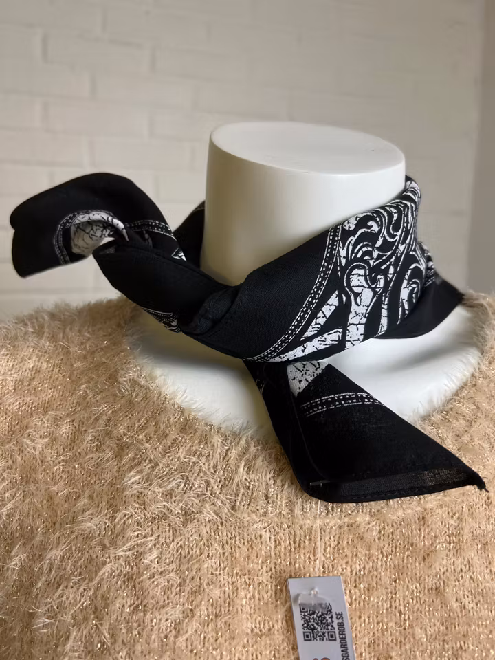 Snusnärduk/skarf Stor döskalle Vit - Liias Garderob